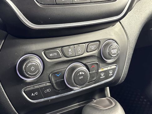 Used 2019 Jeep Cherokee Latitude Plus w/ Cold Weather Group image 19