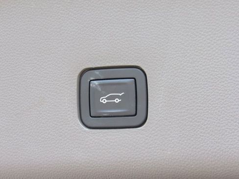 Used 2018 Chevrolet Traverse Premier w/ Driver Confidence II Package FWD image 6