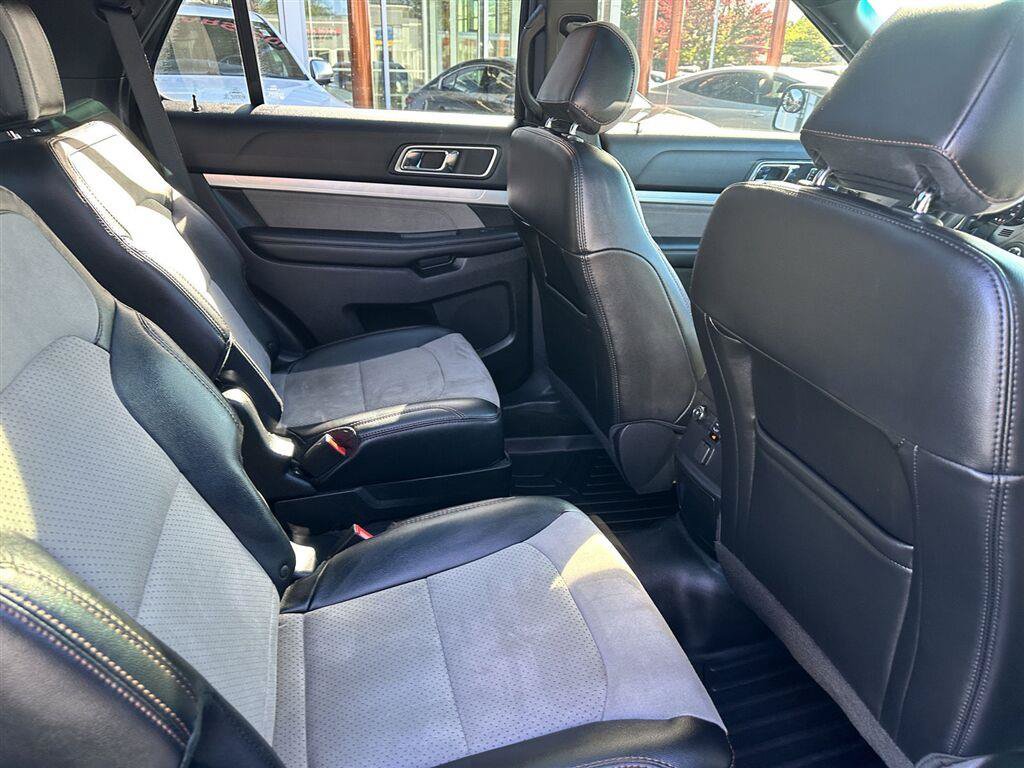 Used 2017 Ford Explorer XLT w/ Equipment Group 202A AWD/4WD image 11