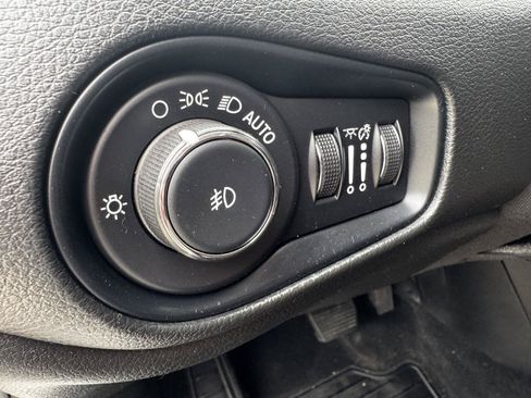 Used 2022 Jeep Renegade Trailhawk AWD/4WD image 14