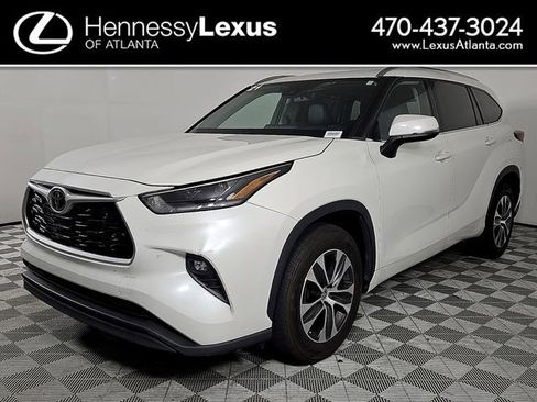 Used 2021 Toyota Highlander XLE FWD image 1