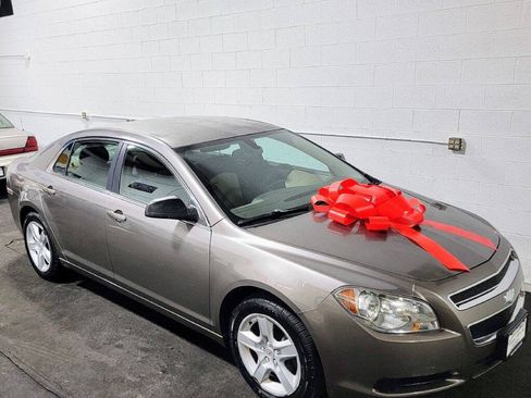 Used 2010 Chevrolet Malibu LS FWD image 2