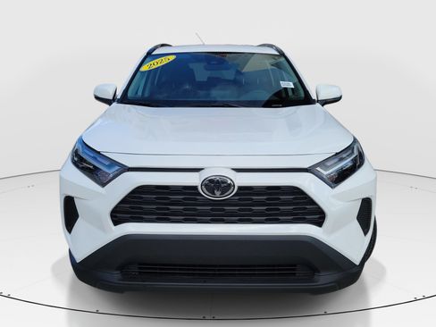 Used 2025 Toyota RAV4 XLE AWD/4WD image 2