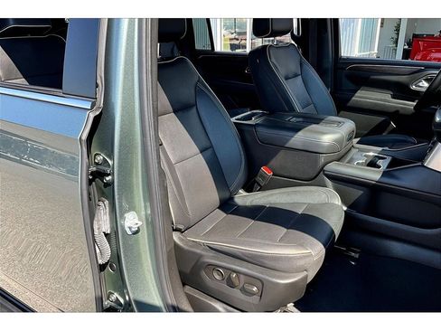 Used 2023 Chevrolet Suburban Premier image 8