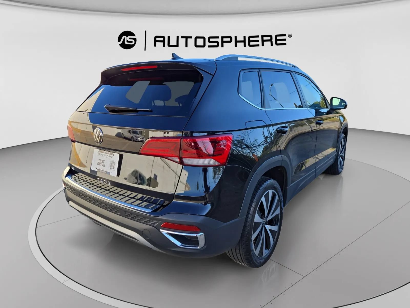 Used 2024 Volkswagen Taos SE w/ Panoramic Sunroof Package FWD image 9