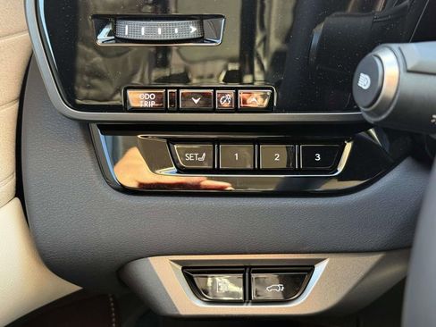 Used 2025 Lexus RX 450h AWD w/ Luxury Package image 23