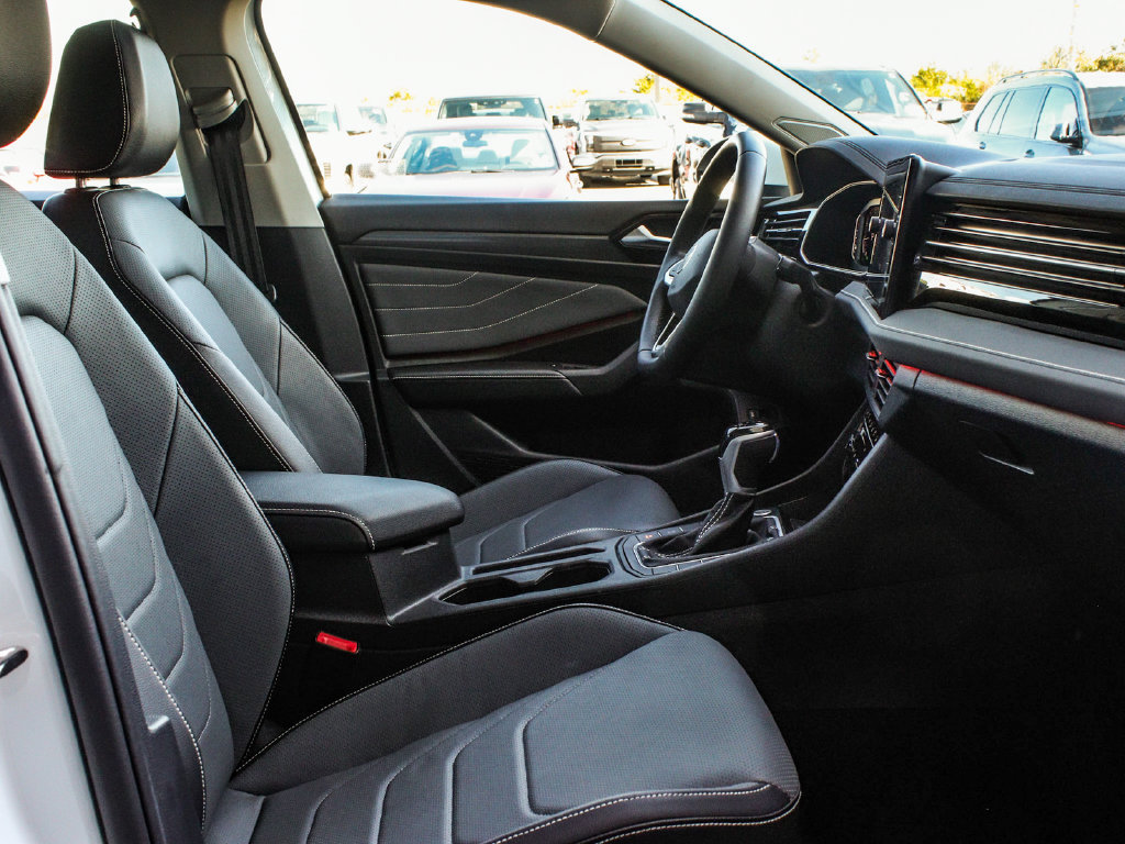 Used 2025 Volkswagen Jetta SEL FWD image 40
