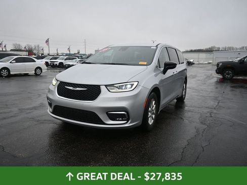 Used 2024 Chrysler Pacifica Touring-L image 2