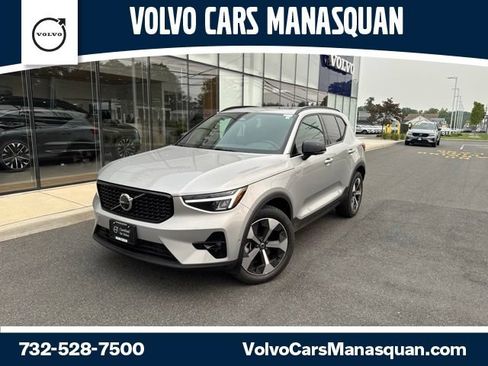 Certified 2025 Volvo XC40 B5 Plus AWD/4WD image 1