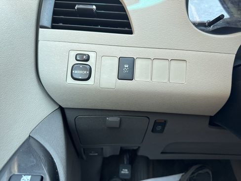 Used 2013 Toyota Sienna LE FWD image 31