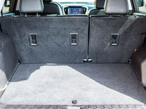 Used 2024 GMC Terrain SLT image 4