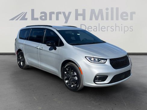 New 2026 Chrysler Pacifica Select w/ S Appearance Package AWD/4WD image 7