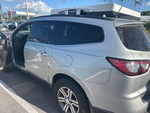 Used 2017 Chevrolet Traverse LT image 4