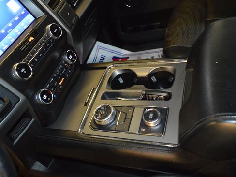 Used 2020 Ford Expedition XLT w/ Equipment Group 202A AWD/4WD image 21
