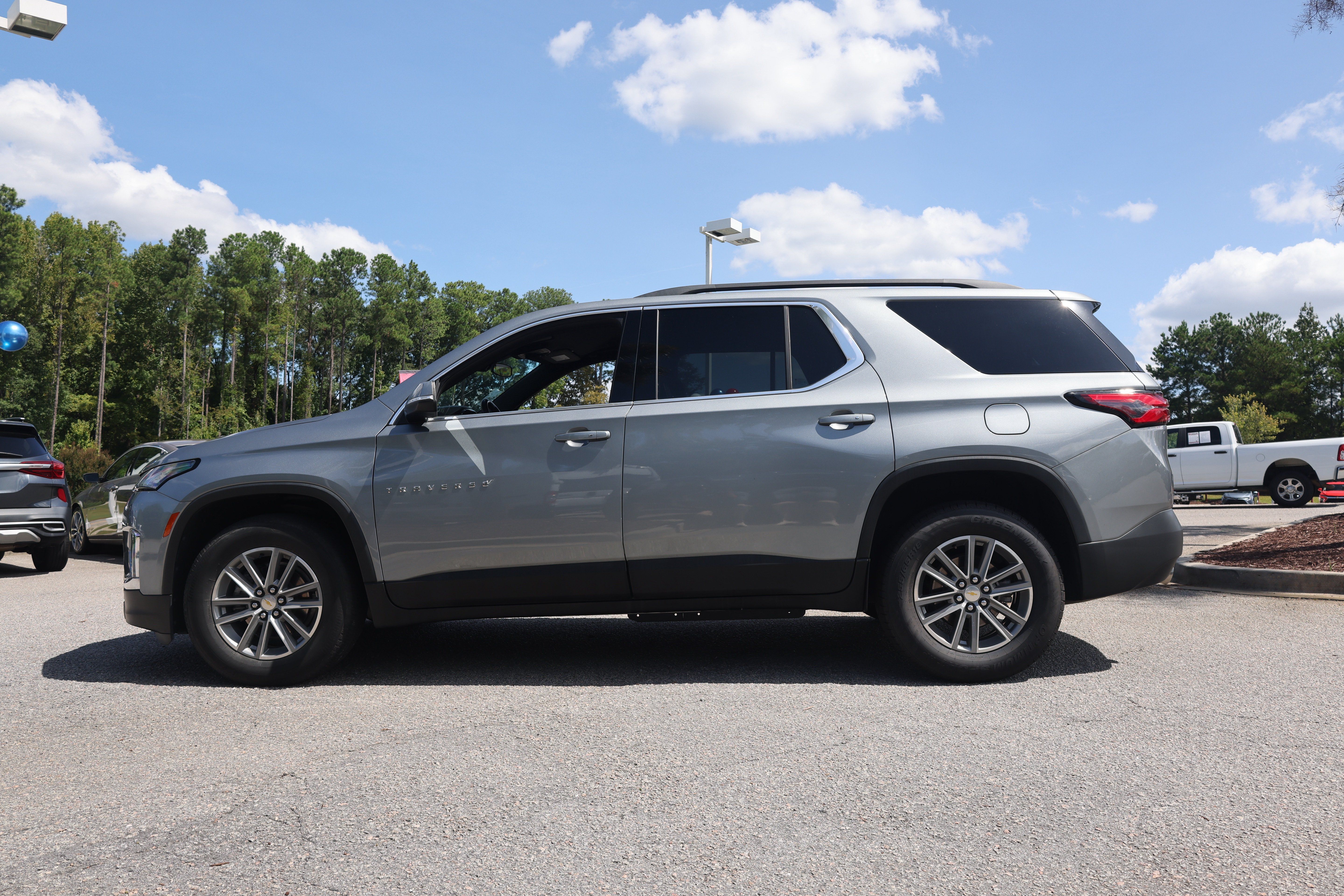 Used 2023 Chevrolet Traverse LT FWD image 2