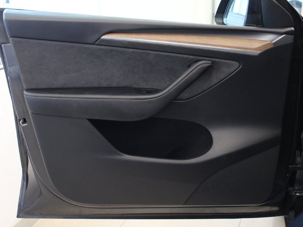 Used 2025 Tesla Model Y Long Range RWD image 10
