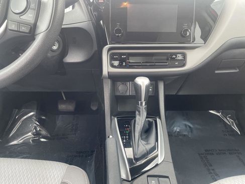 Used 2018 Toyota Corolla LE FWD image 15