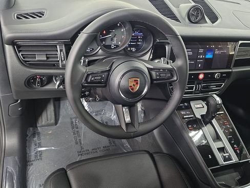 Certified 2026 Porsche Macan AWD/4WD image 4