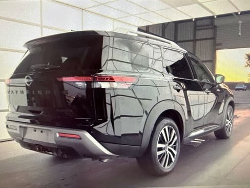 Used 2025 Nissan Pathfinder Platinum w/ Black Appearance Package AWD/4WD image 4