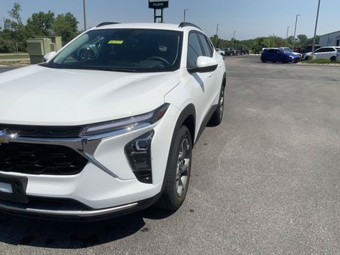 Used 2024 Chevrolet Trax LT FWD image 15