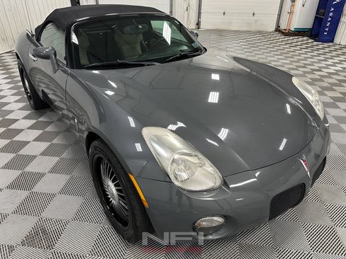 Used 2008 Pontiac Solstice Convertible w/ Premium Package RWD image 10