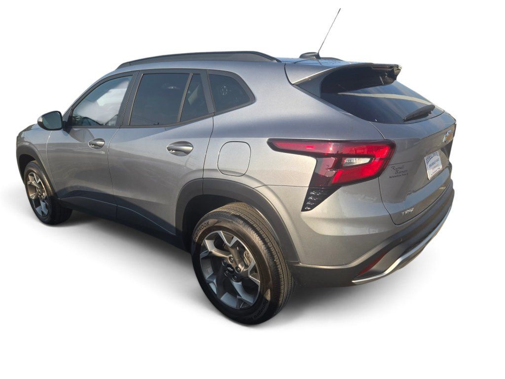 Used 2025 Chevrolet Trax LT w/ Driver Confidence Package FWD image 3