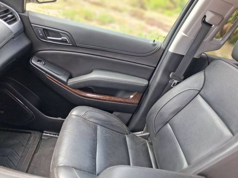 Used 2019 Chevrolet Suburban LT RWD image 15