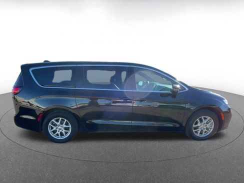 Used 2025 Chrysler Pacifica Select image 16