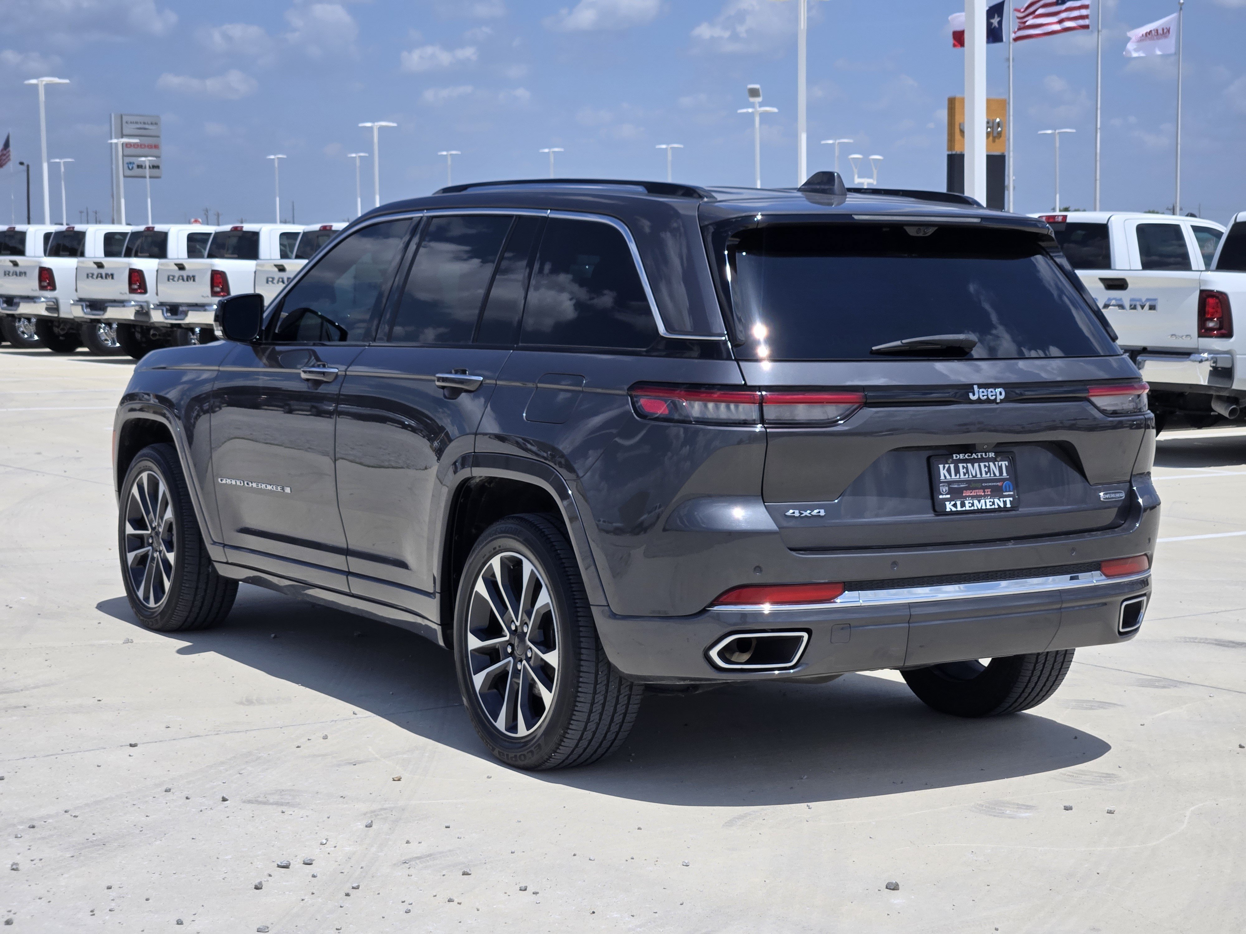 Used 2022 Jeep Grand Cherokee Overland w/ Luxury Tech Group IV AWD/4WD image 6