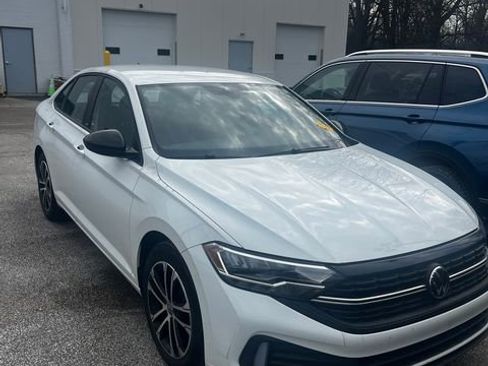 Used 2023 Volkswagen Jetta Sport image 2