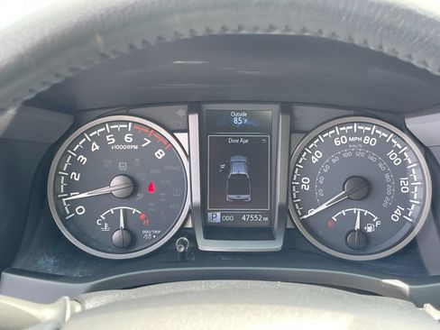 Used 2022 Toyota Tacoma TRD Off-Road AWD/4WD image 27