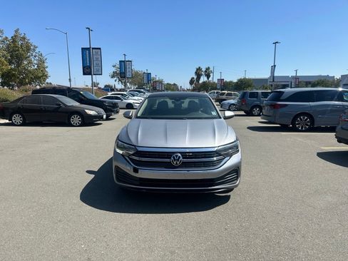 Used 2024 Volkswagen Jetta SE FWD image 1