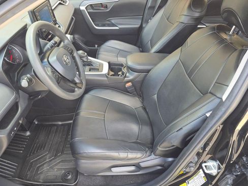 Used 2021 Toyota RAV4 LE image 5