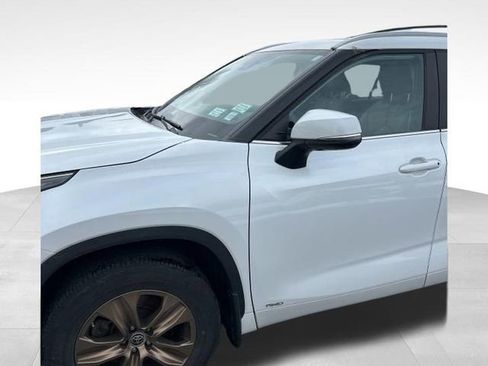 Used 2023 Toyota Highlander Bronze Edition image 2