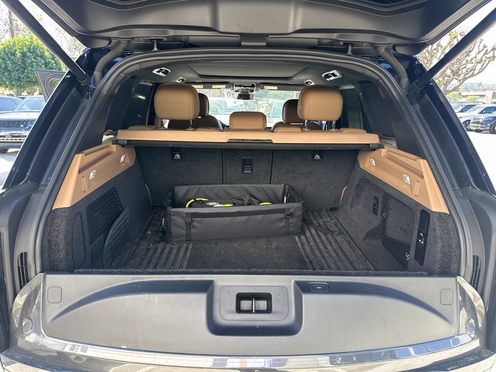 Certified 2025 Land Rover Range Rover SE AWD/4WD image 17