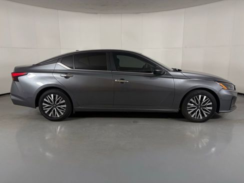 Used 2024 Nissan Altima 2.5 SV image 9