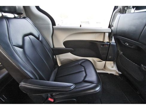 Used 2023 Chrysler Pacifica Touring-L FWD image 11