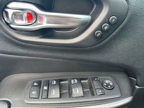 Used 2019 Jeep Cherokee Limited image 25