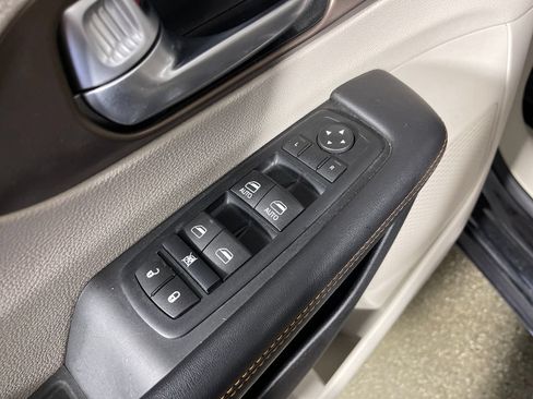 Used 2017 Chrysler Pacifica LX FWD image 18