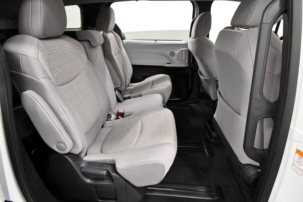 Used 2025 Toyota Sienna LE AWD/4WD image 17