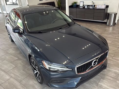 Used 2020 Volvo S60 T5 Momentum FWD image 9