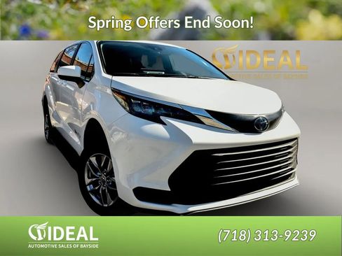 Used 2025 Toyota Sienna LE image 1