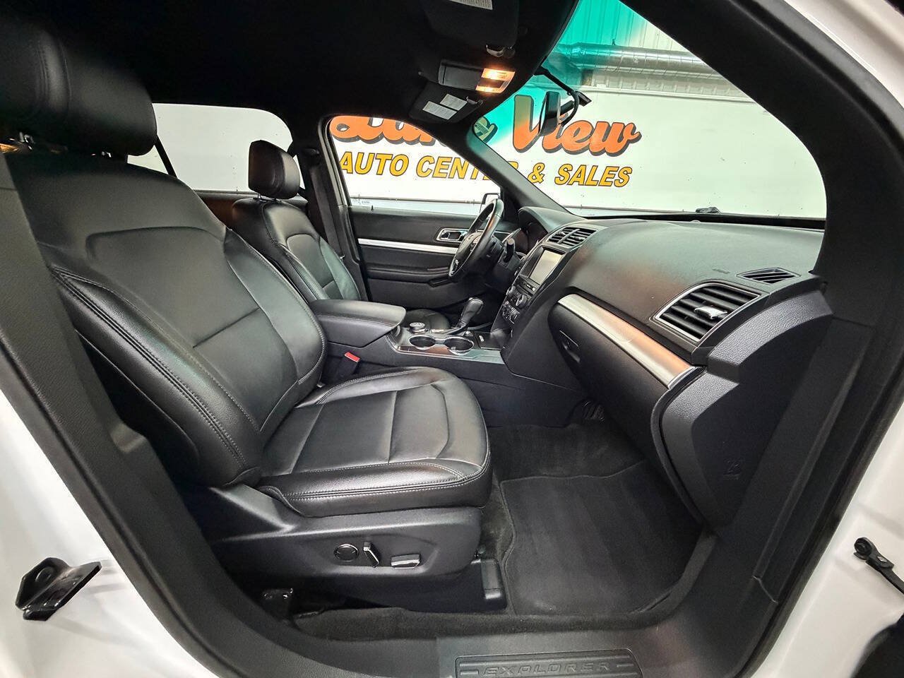 Used 2016 Ford Explorer XLT w/ Equipment Group 202A AWD/4WD image 15