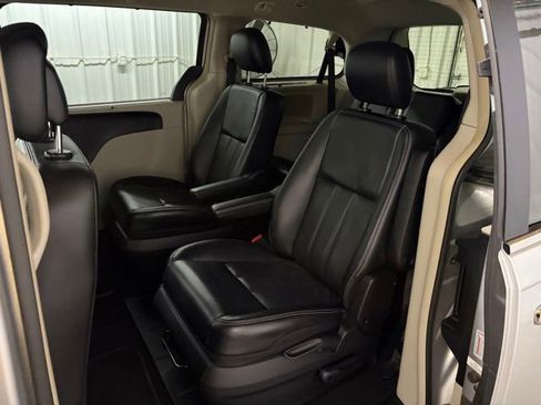 Used 2012 Chrysler Town & Country Touring-L w/ Premium Group FWD image 21