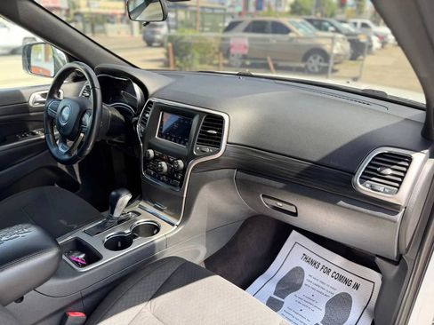 Used 2019 Jeep Grand Cherokee Laredo RWD image 32