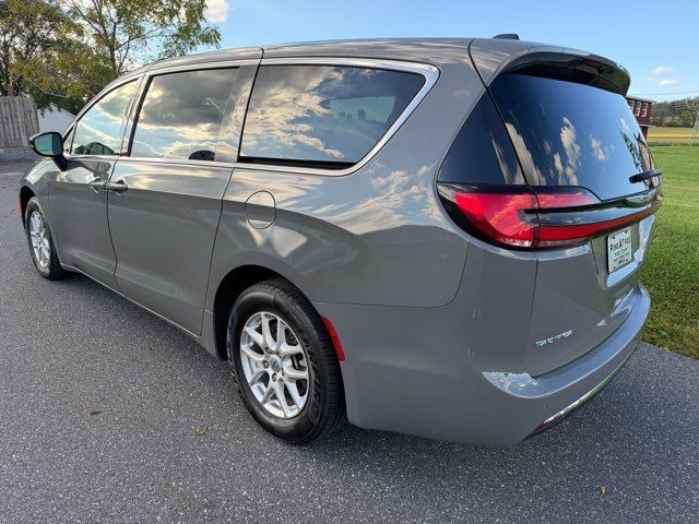 Used 2025 Chrysler Pacifica Select FWD image 3