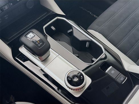 Used 2025 Mitsubishi Outlander SE image 16