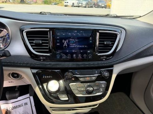 Used 2018 Chrysler Pacifica Limited image 24