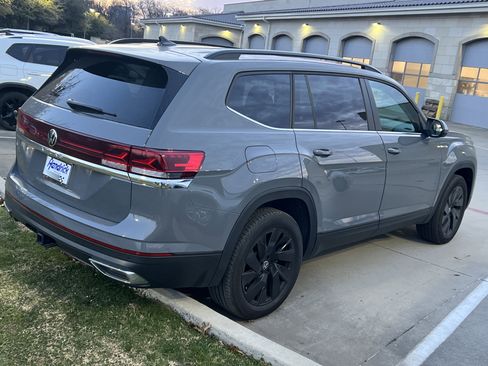 Certified 2025 Volkswagen Atlas SE w/ Panoramic Sunroof Package image 10