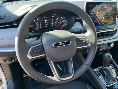 Used 2025 Jeep Compass Limited image 28